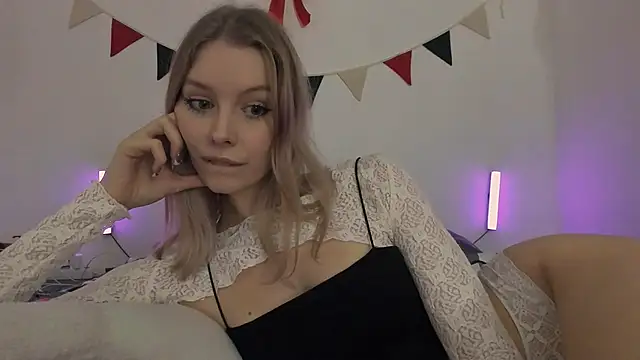 Snapshot of MiaDavis21 chatting on 7, 3, 2025 MiaDavis21 online show from 7, 3, 2025