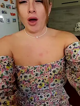 Snapshot of Cute_Hot_Alice chatting on 17, 10, 2025 Cute Hot Alice online show from 17, 10, 2025