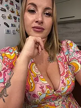 Snapshot of Cute_Hot_Alice chatting on 9, 6, 2026 Cute Hot Alice online show from 9, 6, 2026