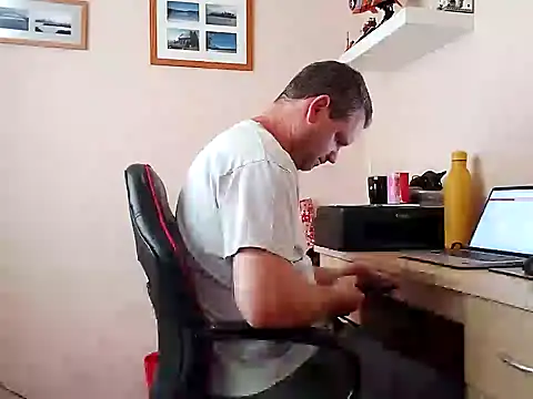 Snapshot of mrtickle1000 chatting on 5, 8, 2026 mrtickle1000 online show from 5, 8, 2026