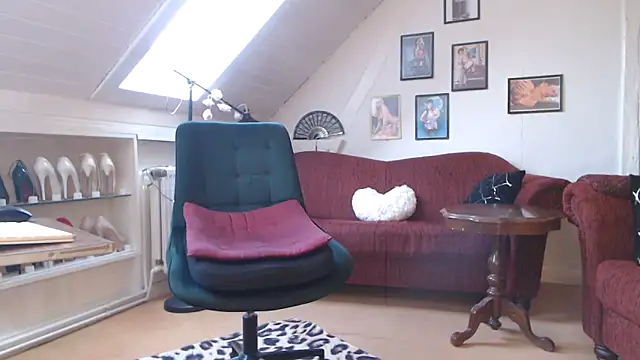 Snapshot of GinaBlonde chatting on 1, 2, 2025 GinaBlonde online show from 1, 2, 2025