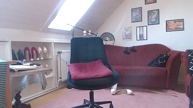 Snapshot of GinaBlonde chatting on 4, 3, 2025 GinaBlonde online show from 4, 3, 2025