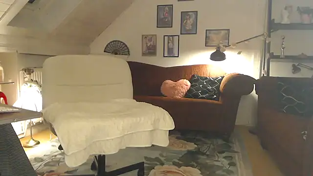 Snapshot of GinaBlonde chatting on 15, 11, 2025 GinaBlonde online show from 15, 11, 2025