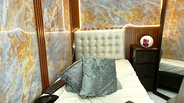 Snapshot of _Jessi29_ chatting on 8, 10, 2025  Jessi29  online show from 8, 10, 2025