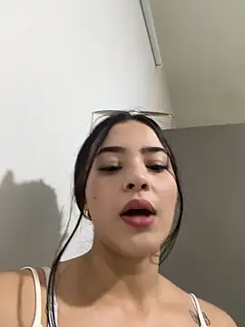 Snapshot of Veronica_isaza__ chatting on 2, 12, 2025 Veronica isaza online show from 2, 12, 2025