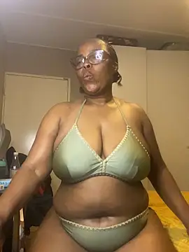 Snapshot of Nomthie chatting on 6, 10, 2025 Nomthie online show from 6, 10, 2025