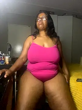 Snapshot of Nomthie chatting on 7, 10, 2025 Nomthie online show from 7, 10, 2025