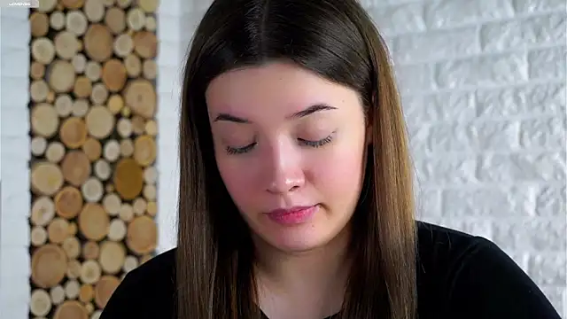 Snapshot of LowOncoming chatting on 12, 1, 2026 LowOncoming online show from 12, 1, 2026