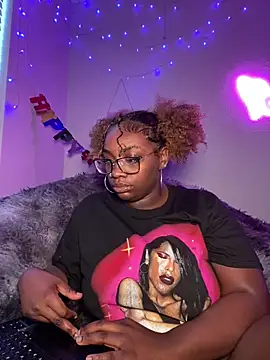 Snapshot of LillShayy chatting on 8, 11, 2025 LillShayy online show from 8, 11, 2025