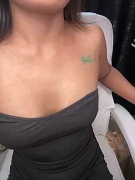 Snapshot of LeisyXO chatting on 8, 1, 2025 LeisyXO online show from 8, 1, 2025