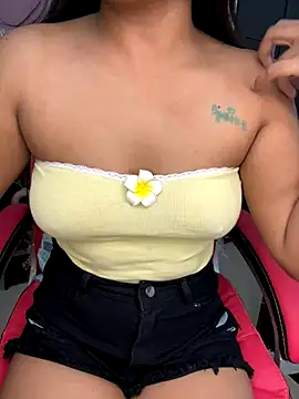 Snapshot of LeisyXO chatting on 29, 10, 2025 LeisyXO online show from 29, 10, 2025