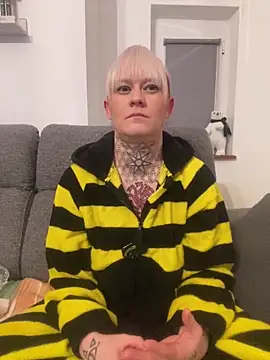 Snapshot of poussichienne chatting on 15, 12, 2024 poussichienne online show from 15, 12, 2024