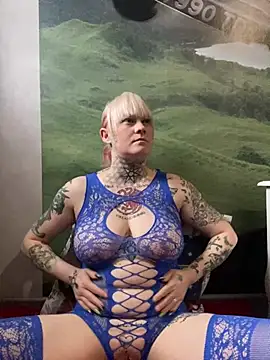 Snapshot of poussichienne chatting on 4, 2, 2025 poussichienne online show from 4, 2, 2025