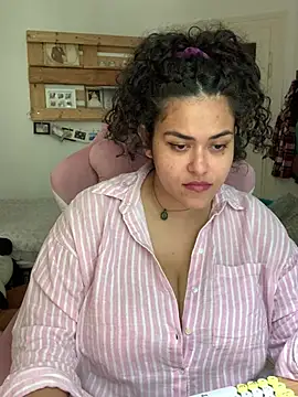 Snapshot of Curvydesifromgermany chatting on 22, 7, 2026 Curvydesifromgermany online show from 22, 7, 2026