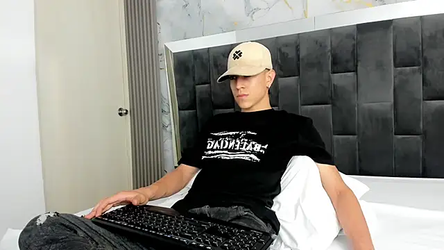 Snapshot of Dei_v_48 chatting on 15, 2, 2025 Dei v 48 online show from 15, 2, 2025