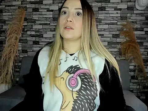 Snapshot of cindy_love2 chatting on 23, 10, 2025 cindy love2 online show from 23, 10, 2025