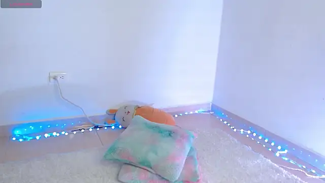 Snapshot of Emelyross_ chatting on 18, 12, 2025 Emelyross online show from 18, 12, 2025