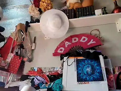 gurlnips online show from 24, 1, 2025