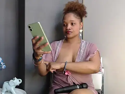 Snapshot of CREAMYCUPCAKExxx chatting on 9, 10, 2025 CREAMYCUPCAKExxx online show from 9, 10, 2025
