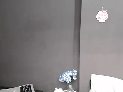 Snapshot of CREAMYCUPCAKExxx chatting on 4, 11, 2025 CREAMYCUPCAKExxx online show from 4, 11, 2025