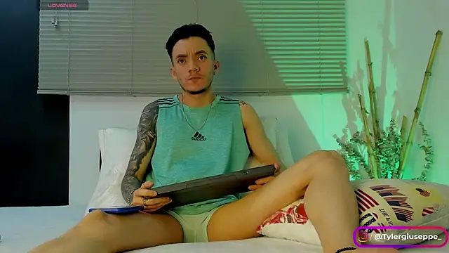 Snapshot of Tylergiuseppe_ chatting on 13, 12, 2024 Tylergiuseppe  online show from 13, 12, 2024