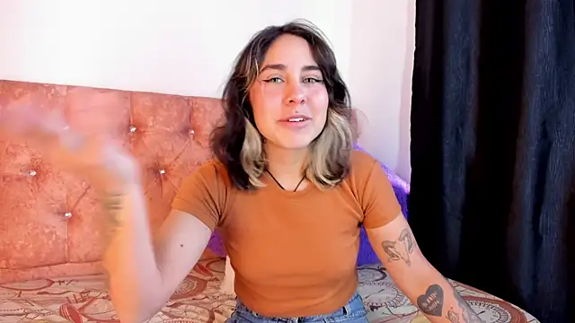 Snapshot of riley_colors chatting on 31, 1, 2025 riley colors online show from 31, 1, 2025