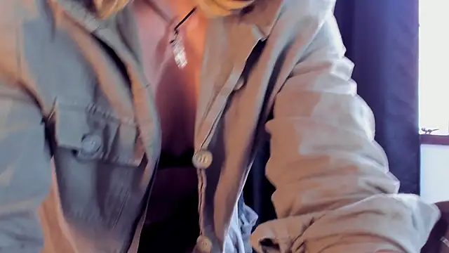 Snapshot of riley_colors chatting on 18, 2, 2025 riley colors online show from 18, 2, 2025