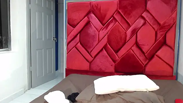 EvaMills1 online show from 16, 2, 2025