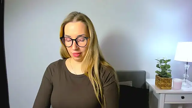 Snapshot of AriaDesire chatting on 29, 11, 2025 AriaDesire online show from 29, 11, 2025