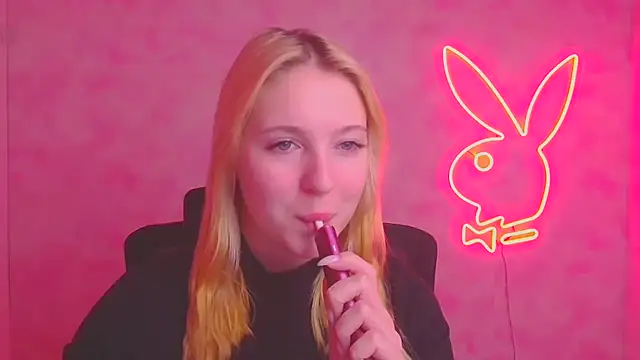 Snapshot of Milka_kiss_ chatting on 12, 11, 2025 Milka kiss online show from 12, 11, 2025