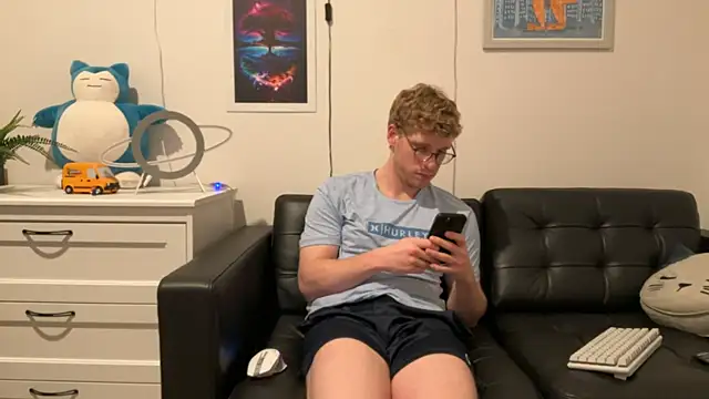 Snapshot of BlueEyedTallGuy94 chatting on 14, 12, 2024 BlueEyedTallGuy94 online show from 14, 12, 2024