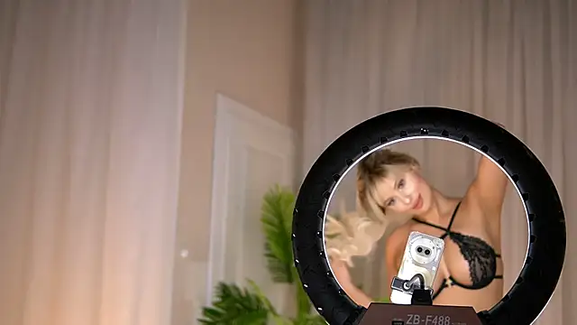 Snapshot of AdelineKing chatting on 10, 9, 2025 AdelineKing online show from 10, 9, 2025