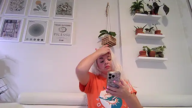 Snapshot of badblondebunny chatting on 7, 2, 2026 badblondebunny online show from 7, 2, 2026