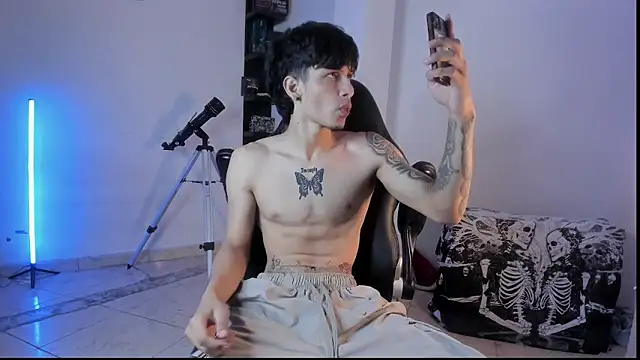 Snapshot of Snakebutterfly chatting on 19, 10, 2025 Snakebutterfly online show from 19, 10, 2025