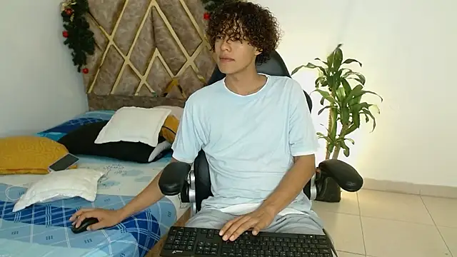 Snapshot of nickolas_moon chatting on 25, 12, 2024 nickolas moon online show from 25, 12, 2024