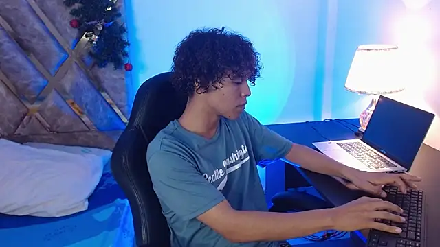 Snapshot of nickolas_moon chatting on 28, 12, 2024 nickolas moon online show from 28, 12, 2024