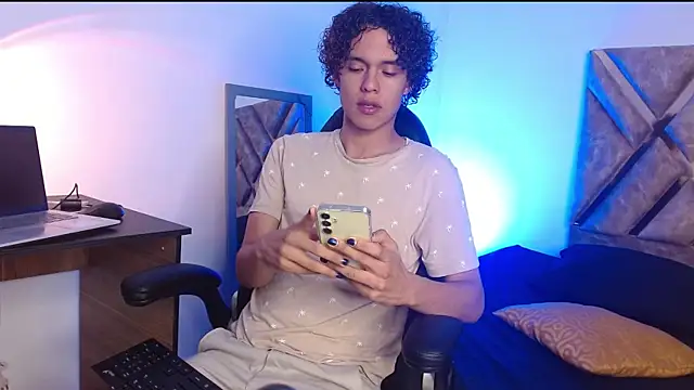 Snapshot of nickolas_moon chatting on 26, 2, 2025 nickolas moon online show from 26, 2, 2025