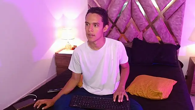 Snapshot of nickolas_moon chatting on 11, 9, 2025 nickolas moon online show from 11, 9, 2025