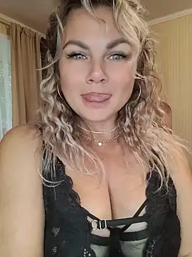 Snapshot of candy_queeen chatting on 2, 7, 2026 candy queeen online show from 2, 7, 2026