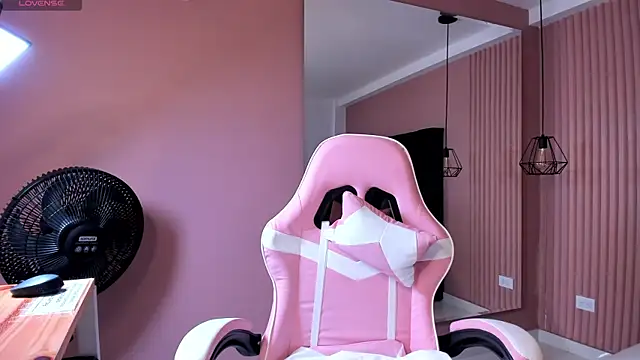 Snapshot of dulce_santamaria chatting on 12, 12, 2024 dulce santamaria online show from 12, 12, 2024