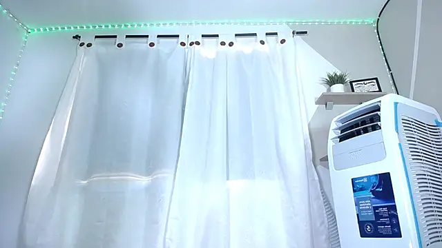 Snapshot of Hillary_queen chatting on 10, 1, 2025 Hillary queen online show from 10, 1, 2025