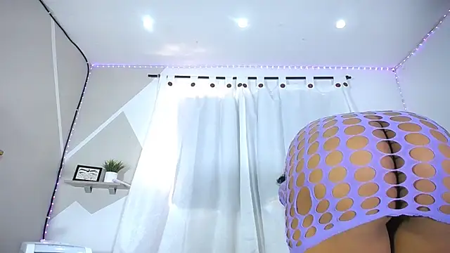 Snapshot of Hillary_queen chatting on 20, 2, 2025 Hillary queen online show from 20, 2, 2025