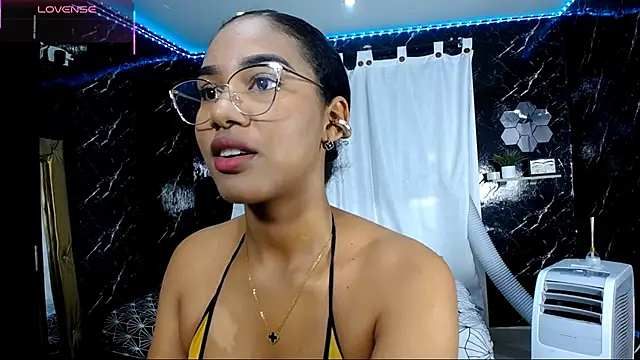 Snapshot of Hillary_queen chatting on 3, 10, 2025 Hillary queen online show from 3, 10, 2025