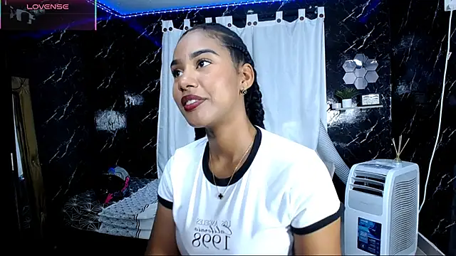 Snapshot of Hillary_queen chatting on 6, 10, 2025 Hillary queen online show from 6, 10, 2025