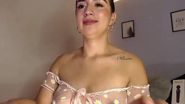 Snapshot of SophiaJoliebm chatting on 6, 12, 2024 SophiaJoliebm online show from 6, 12, 2024