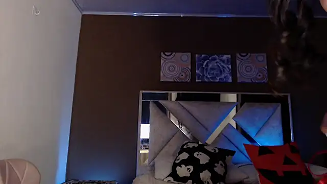 Snapshot of SophiaJoliebm chatting on 23, 10, 2025 SophiaJoliebm online show from 23, 10, 2025