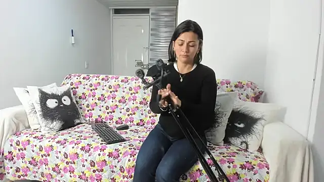 Emma Jnes online show from 13, 2, 2025