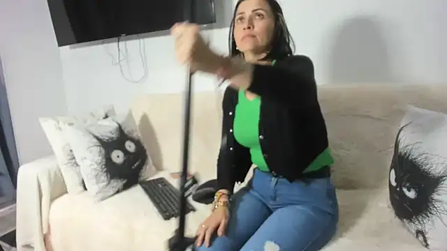 Emma Jnes online show from 25, 2, 2025