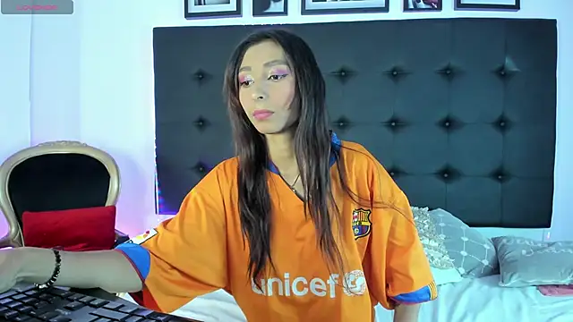 Snapshot of SaraDreamss chatting on 6, 1, 2025 SaraDreamss online show from 6, 1, 2025