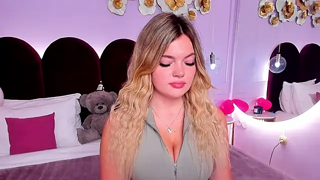 Snapshot of ZaraBloom chatting on 18, 11, 2025 ZaraBloom online show from 18, 11, 2025